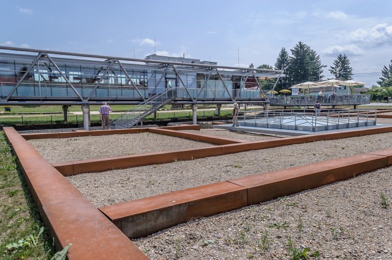 Blick auf die durch die Metallschächte angedeuteten Mauerverläufe der Insula XXII-Ost, Foto: UMJ / N. Lackner