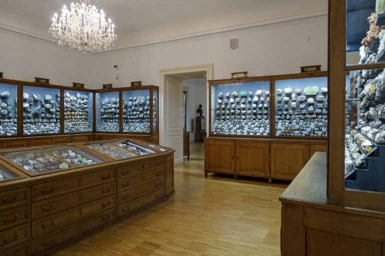 Die historische internationale Mineralsystematik im Naturkundemuseum, die in jenen Originalvitrinen ausgestellt ist, die Erzherzog Johann aus Schloss Schönbrunn mitgebracht hat. Foto: UMJ