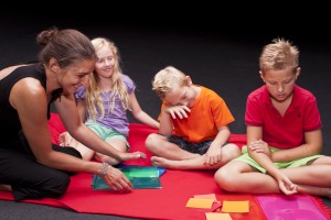 Astrid Bernhard bei dem, was sie am Liebsten macht: Mit Kindern arbeiten; Foto: UMJ