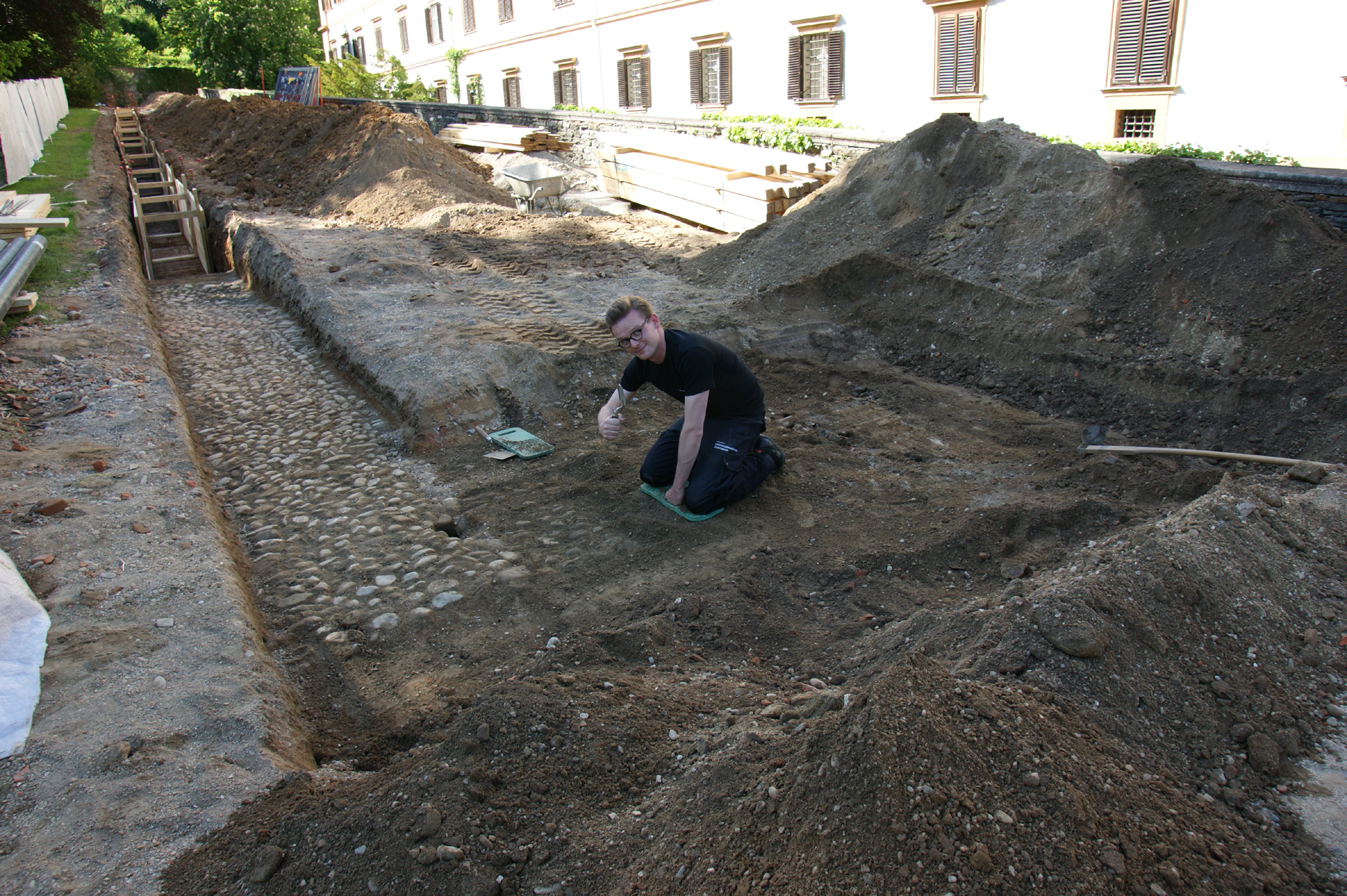 Manchmal steckt man bis zu den Knien in Geschichte. Hier bei der Entdeckung des barocken Gartenpflasters, Foto: UMJ