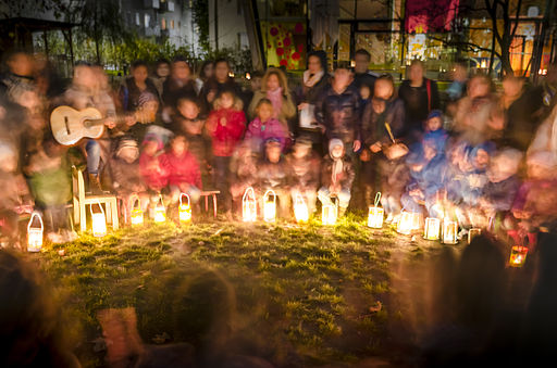 Das Laternenfest in einem Kindergarten in Österreich. Langzeitbelichtung