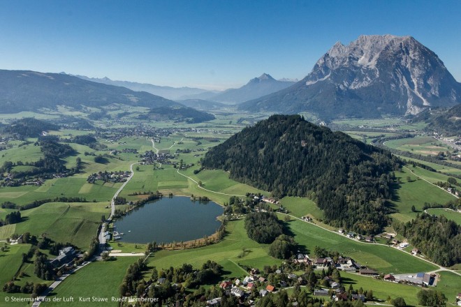 Ennstal und Grimming, Das Ennstal ist im Norden von den schroffen Gebirgszügen der nördlichen Kalkalpen gesäumt. Im Bild ist der Grimming schön zu sehen. Im Süden steigen die eher sanft geformten Ausläufer der Niederen Tauern mit flachen Hangneigungen an. Foto: Ruedi Homberger (Arosa, Schweiz, Fotograf und Flieger) und Kurt Stüwe (Geologe, Uni Graz)