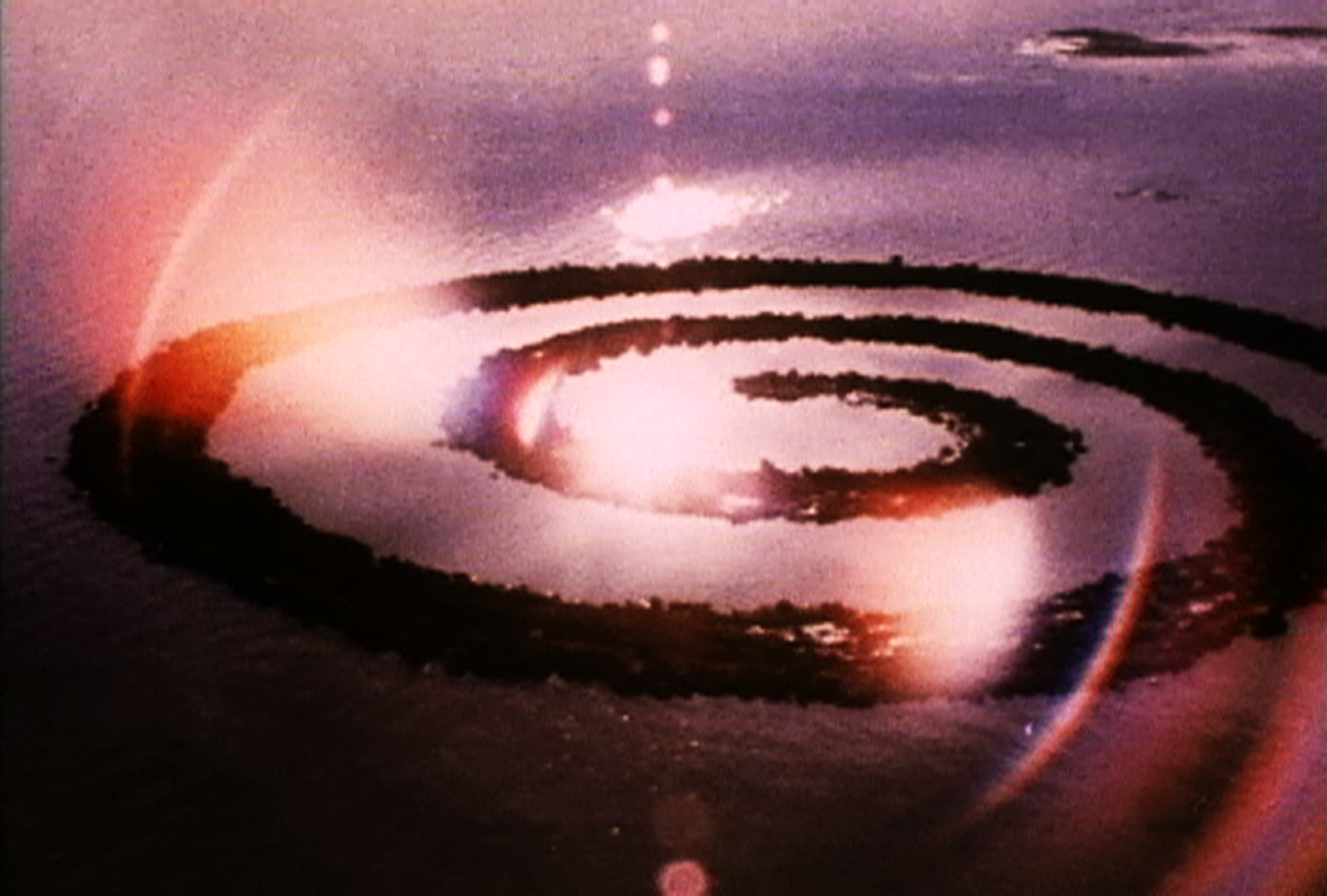 Robert Smithson, "Spiral Jetty", 1970 16-mm-Film übertragen auf digitales Medium, Farbe, Ton, Courtesy der Stiftung von Robert Smithson, James Cohan Gallery, New York / Shanghai und Electronic Arts Intermix (EAI), New York, © Bildrecht, Wien 2015 http://www.eai.org