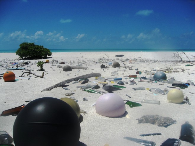 Plastikmüll am Strand, Papahanaumokuakea Marine National Monument, 2006, Foto: © Paulo Maurin/NOAA