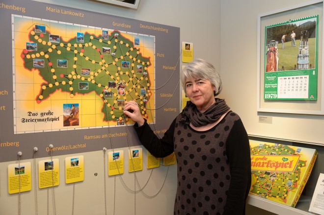 Dr. Eva Kreissl beim Steiermark-Spiel in der Ausstellung