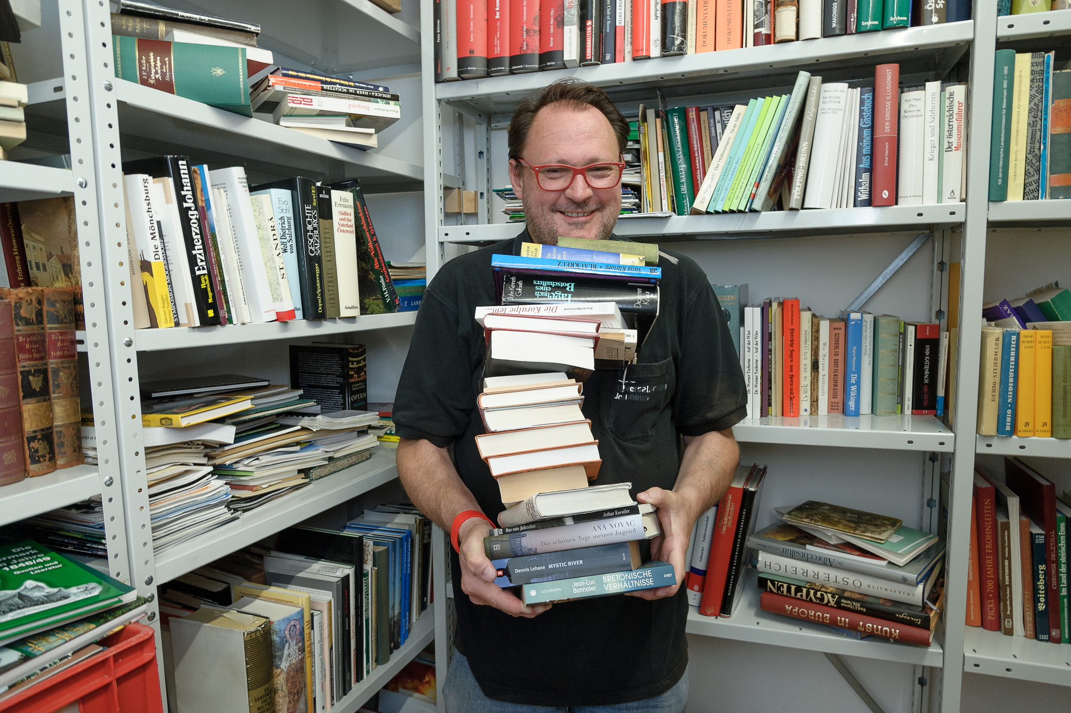 Der Betriebsratsvorsitzende Bernhard Samitsch inmitten der Bücher, Foto: Universalmuseum Joanneum/N. Lackner