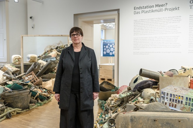 Kuratorin Angeli Sachs in der Ausstellung "Endstation Meer", Foto: Universalmuseum Joanneum/N. Lackner