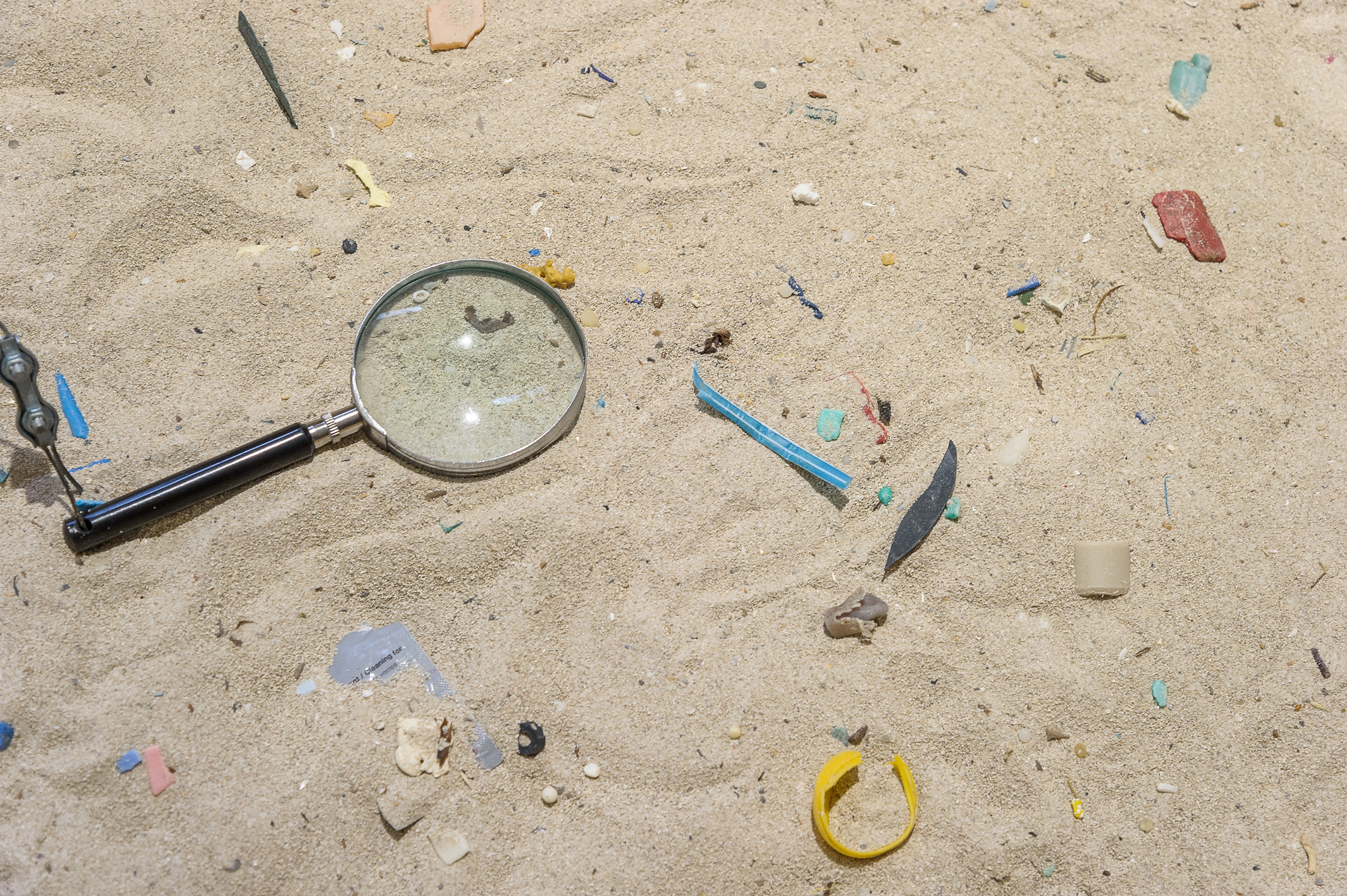 Plastikmüll im Sand, Ausstellungsansicht aus dem Naturkundemuseum, Foto: UMJ