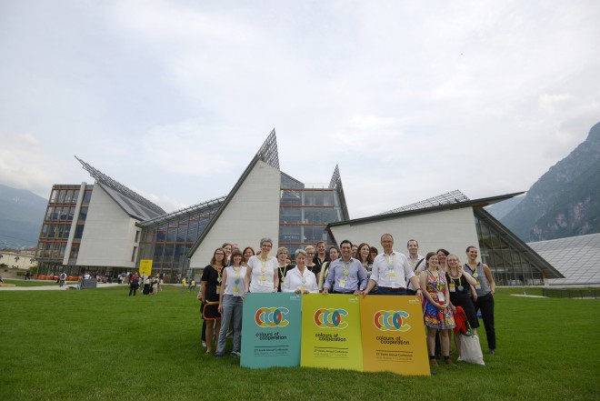 Erste Reihe, v.l.n.r.: Barbara Streicher (GF ScienceCenter-Netzwerk), Margit Fischer (Vorsitzende des Vereins ScienceCenter-Netzwerk), Jörg Ehtreiber (Geschäftsführer und Intendant Kindermuseum FRida & freD) und Wolfgang Muchitsch (Direktor des Universalmuseums Joanneum) mit ihrem Team vor dem Museo delle Scienze di Trento Foto: © Ecsite / MUSE