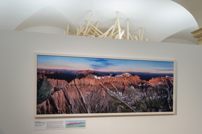 Die Glarner Hauptüberschiebung aus der Luft, Ausstellungsansicht, Foto: Universalmuseum Joanneum/N. Lackner