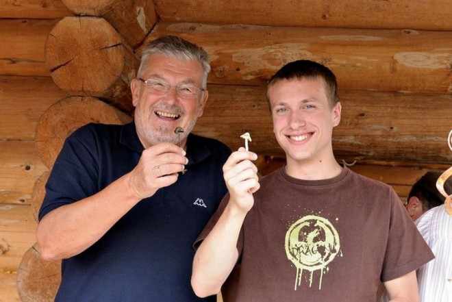 Herbert Pötz, Leiter der Fachgruppe Pilzkunde des Naturwissenschaftlichen Vereins Kärnten, und Gernot Friebes (rechts) bei einer steirisch-kärntnerischen Pilzexkursion auf der Hebalm; Foto M. Friebes