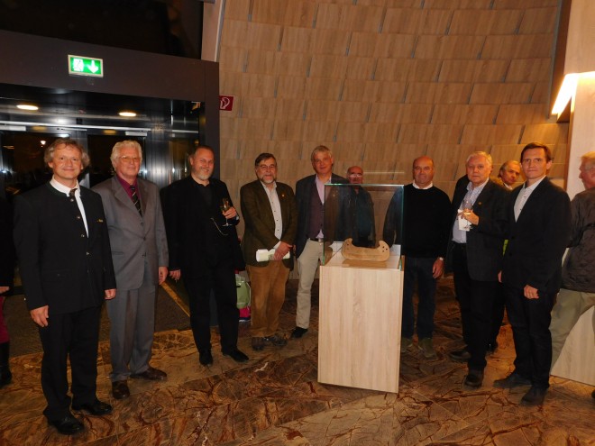 Bei der Ausstellungseröffnung, mit dem Mondidol vom Burgstallkogel bei Großklein, v.l.n.r.: Mag. Karl Peitler, Prof. Dr. Helmut Birkhan, Prof. Dr. Raimund Karl, Prof. Dr. Markus Egg, Prof. Dr. Wolfgang Spickermann, Bürgermeister Johann Hammer, Prof. Dr. Manfred Hainzmann, Dr. Marko Mele, Foto: UMJ