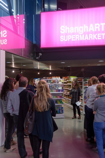 Die Studierenden im ShangART Supermarket, Foto: Universalmuseum Joanneum/N. Lackner