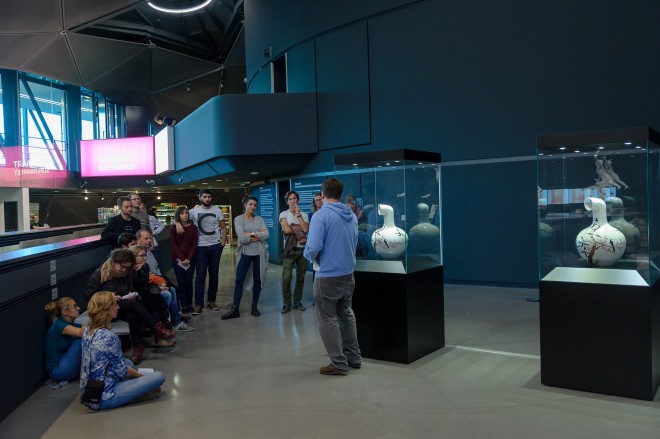 Studierende bei einer Führung in der Ausstellung "Corporate", Foto: Universalmuseum Joanneum/N. Lackner