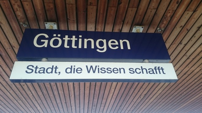 Schild am Bahnsteig :) bei unserer Ankunft in Göttingen, Foto: UMJ/N. Knopp