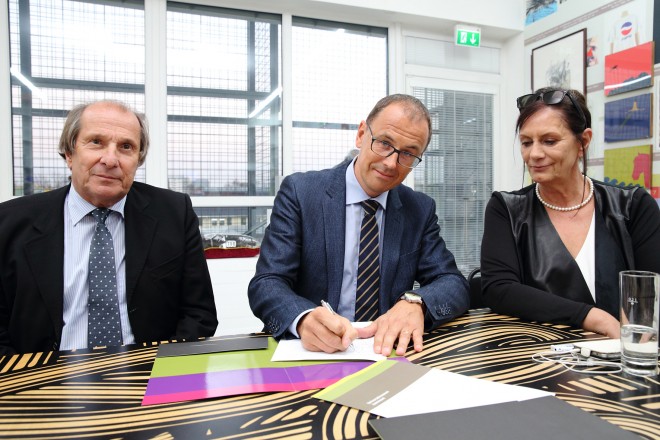 Ralph Schilcher, Joanneums-Direktor Wolfgang Muchitsch und Petra Schilcher bei der Vertragsunterzeichnung, Foto: Universalmuseum Joanneum/J.J. Kucek