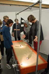 In der Ausstellung gibt es mehr als 20 Stationen, an denen Besucher/innen aktiv werden können. Foto: ScienceCenter Netzwerk