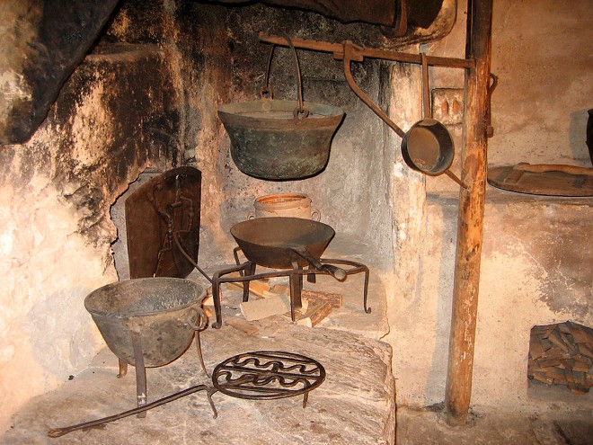 Doppelfeuerstelle in der Rauchstube: Feuerstelle und gemauerter Backofen, Foto: Universalmuseum Joanneum