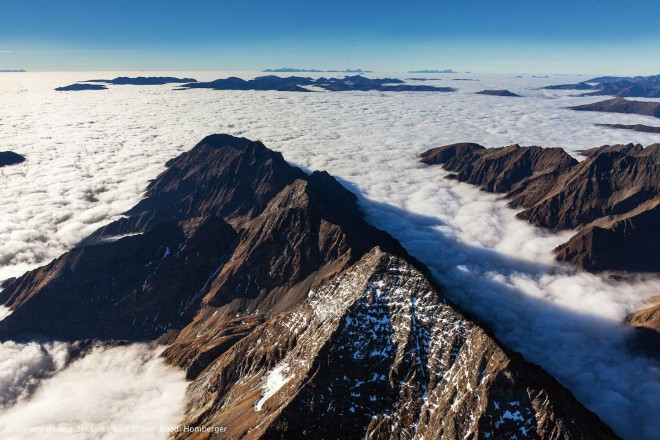 Schladminger Tauern, Wolkenmeer oder Gletscher? Foto: © Steiermark aus der Luft: Kurt Stüwe, Ruedi Homberger