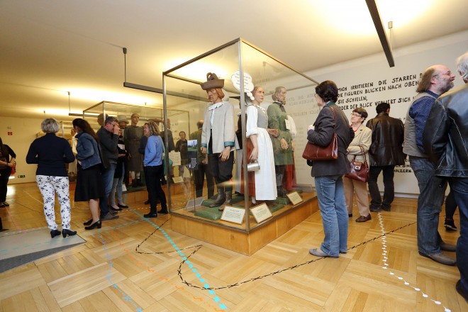 Die Besucher/innen der Intervention folgten den fünf Wegen bei der Eröffnung am letzten Freitag, Foto: Universalmuseum Joanneum/J.J. Kucek