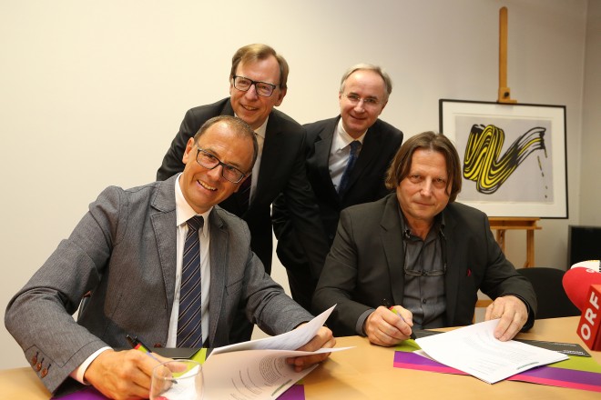 V.l.n.r. Wolfgang Muchitsch, Christian Buchmann, Peter Peer und Helmut Suschnigg bei der Unterzeichnung des Schenkungsvertrages, Foto: Universalmuseum Joanneum/J.J. Kucek