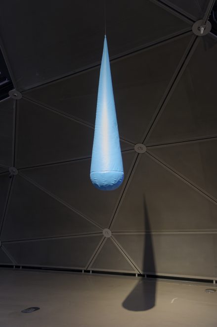 Blue Drop Ausstellungsansicht, Bittersüße Transformation, 2016, Foto: Universalmuseum Joanneum/N. Lackner