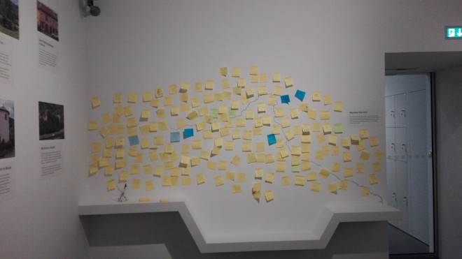 An der Wand ging schon mehrere Male der Platz aus und die Post-its mussten abgenommen werden, um Raum für neue zu schaffen – aber natürlich werden alle Nachrichten aufbewahrt. Foto: UMJ.