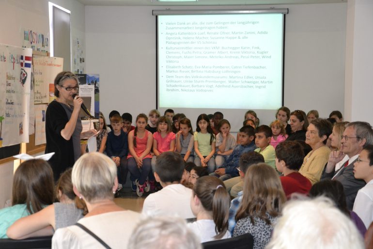 Die Kinder der Volksschule Schönau präsentieren ihre "Lebensbücher", Foto: Universalmuseum Joanneum