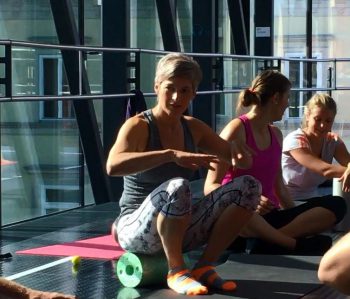 Elisabeth Kenda erklärt das Training mit der Faszienrolle