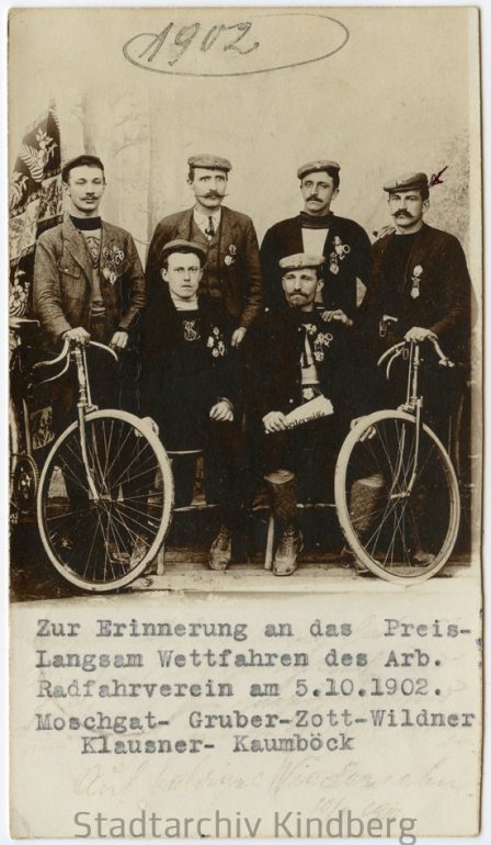 Unbekannter Fotograf, „Preis-Langsam-Wettfahren“ des Arbeiterradfahrvereins Kindberg, Nachlass Franz F. Seidl, 05. 10. 1902.