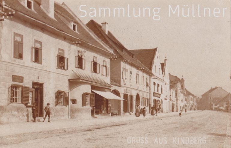 Postkarte „Gruss aus Kindberg“, um 1911, ohne Angabe des Fotografen bzw. Verlegers, Privatsammlung Christian Müllner. Am Haus (linker Bildrand) ist über dem vergitterten linken Fenster ein Schild angebracht: „Cornelius Pap Fotograf“. Links neben der Eingangstür ist ein Schaukasten mit Fotografien zu erkennen. Familie Pap war mit Atelier und Wohnung im Haus mit der Conscriptionsnummer 49, heute Hauptstraße 68, eingemietet.