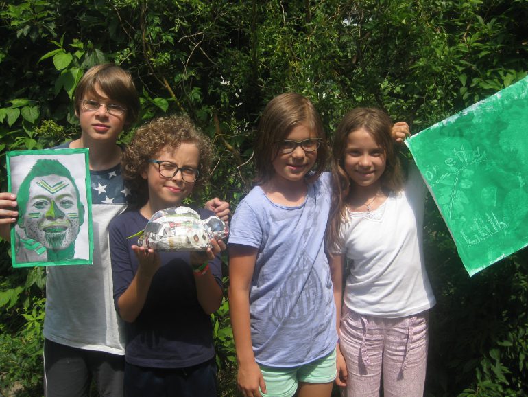 Unsere Kinder-Reporter/innen David, Alek, Lilith und Elena (v. l. n. r.) präsentieren ihre künstlerischen Werke.