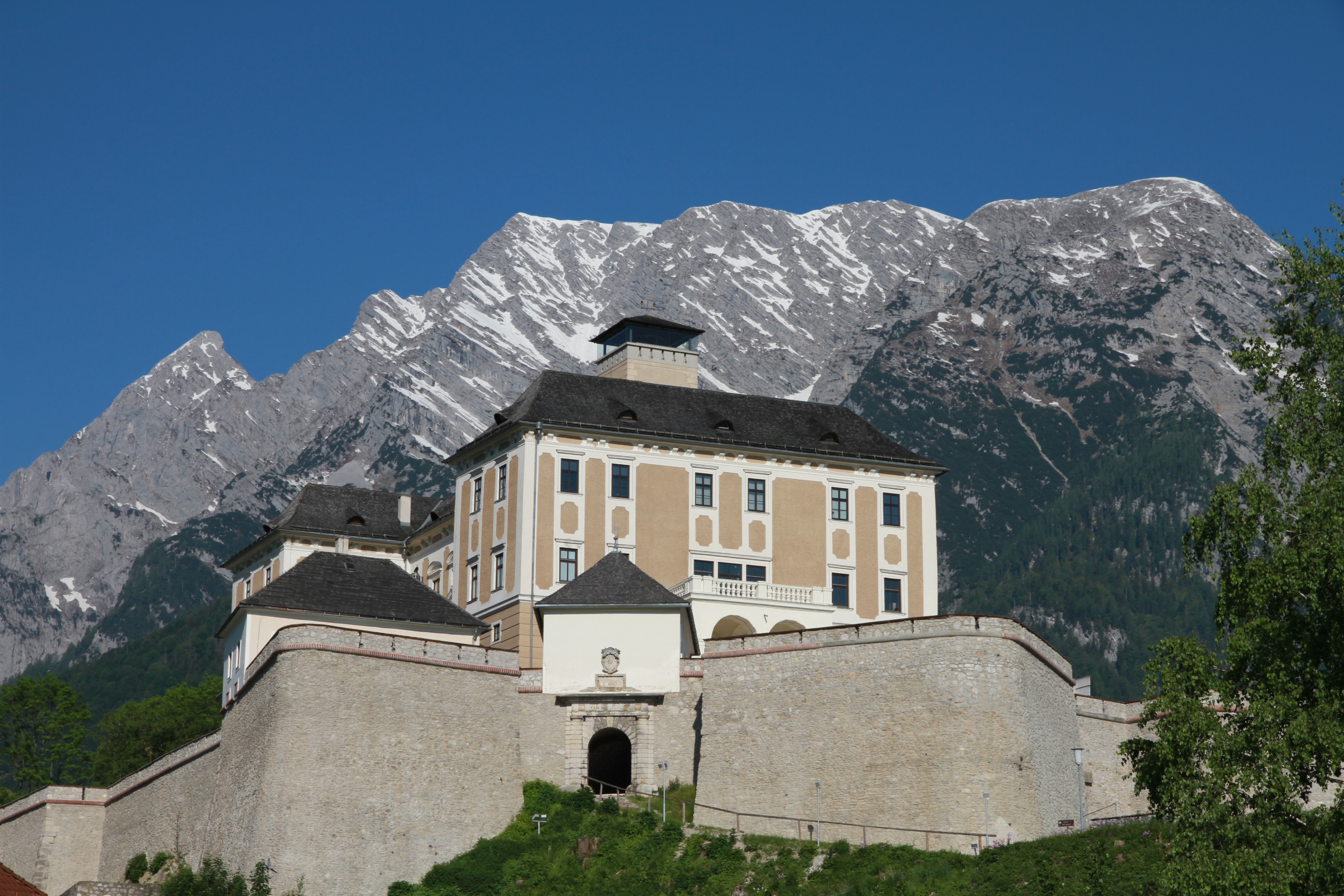 Schloss Trautenfels mit Grimming, 19. Mai 2011, Foto: UMJ/Katharina Krenn