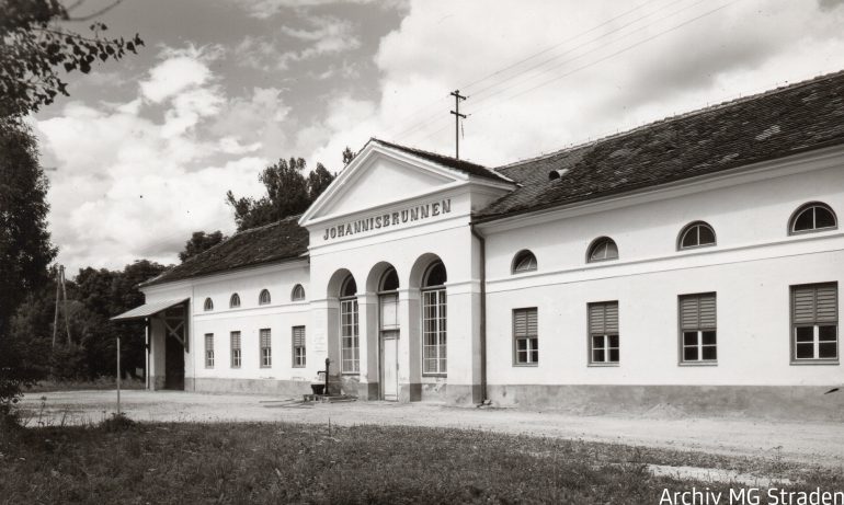 Postkarte, Johannisbrunnen (Füllgebäude mit Servitutsbrunnen), um 1960, Archiv MG Straden