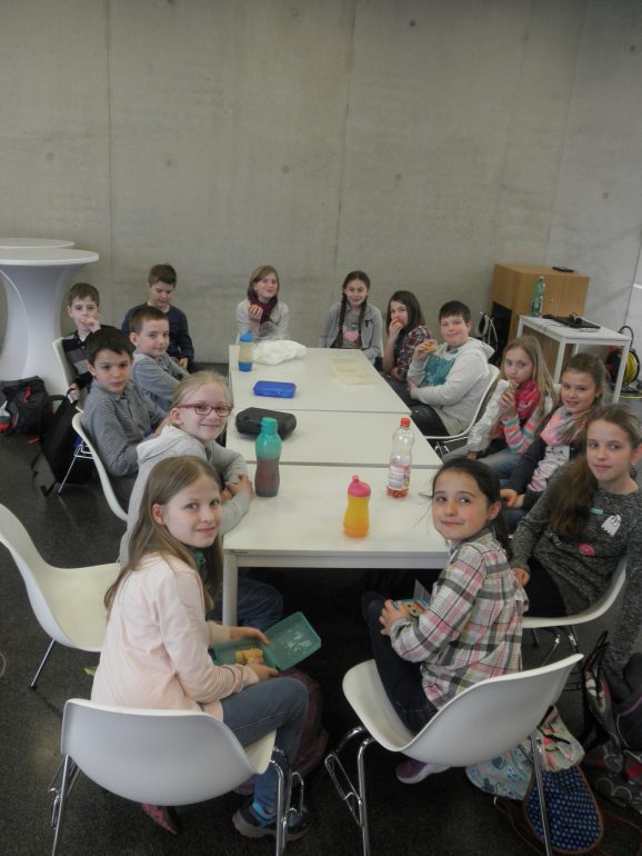 Schüler/innen der 4b VS Groß St. Florian im Auditorium bei der wohlverdienten Jausenpause – Gleich geht’s weiter! Foto: Ilse Miteregger