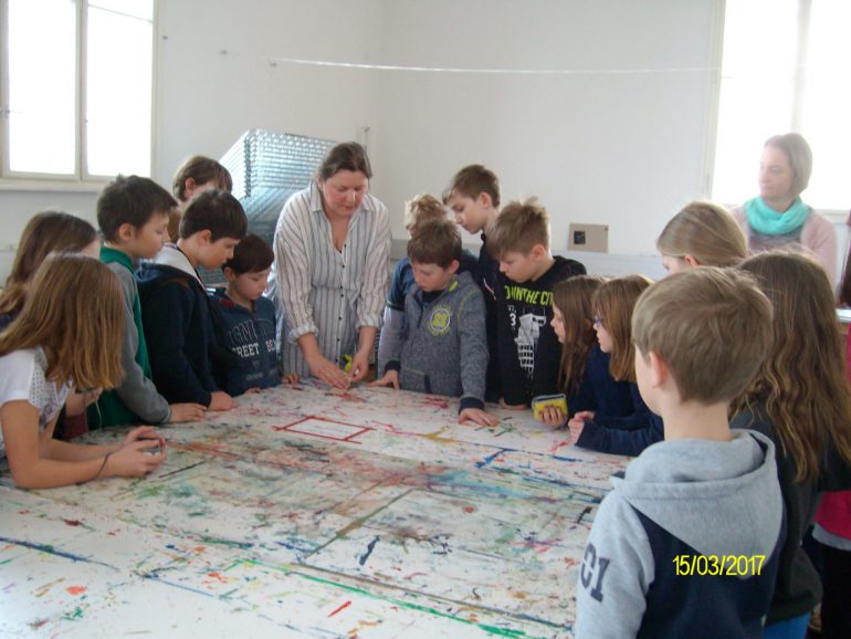 Schüler/innen der VS Mariazell mit Romana Schwarzenberger bei der Arbeit im Atelier der Neuen Galerie, Foto: Uschi Klöpfer