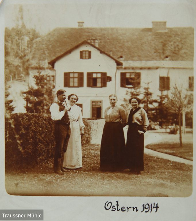 Mühlenbesitzer Franz und Paula Rieckh (li.) auf ihrem Anwesen, Ostern 1914