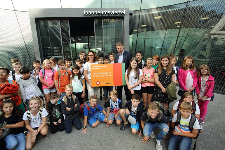 Übergabe der Joanneumskarte Schule an die Schüler/innen der 1. Klassen der Erzherzog-Johann-Neuen-Mittelschule Eggersdorf bei Graz