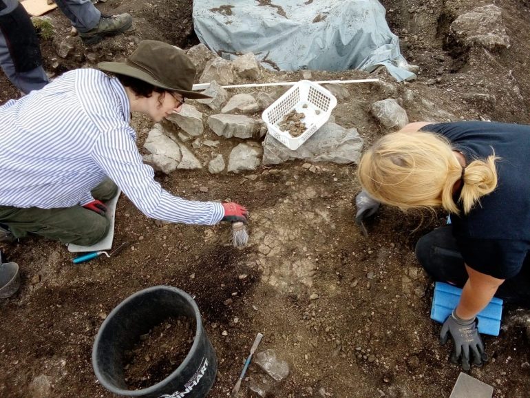 Archäologin und Archäologie bei der Arbeit