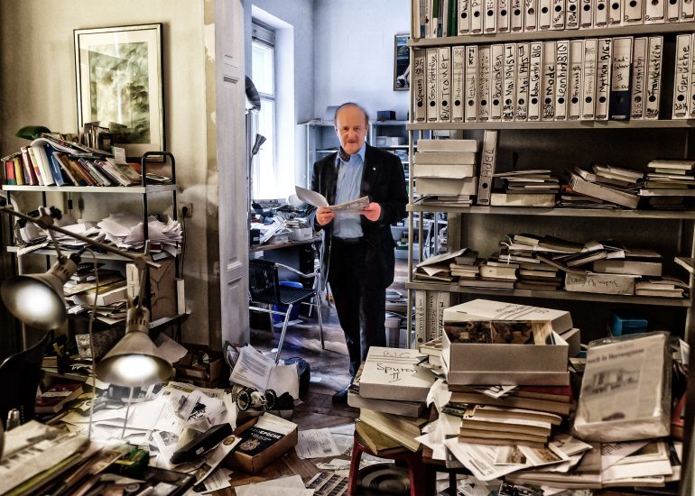 Der Professor Karl A. Kubinzky in seinem Kabinett der Verunordnung, Foto: Langhans Fürstenfeld