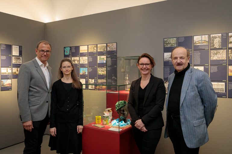 v. l. n. r.: Wolfgang Muchitsch (wiss. Direktor, Universalmuseum Joanneum), Astrid Aschacher (Kuratorin), Alexia Getzinger (kaufm. Direktorin, Universalmuseum Joanneum) und Karl Albrecht Kubinzky (Sammler und Schenker), Foto: Universalmuseum Joanneum/N. Lackner