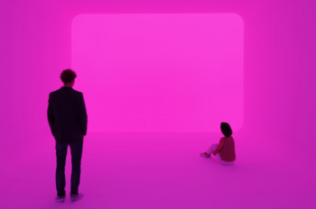 James Turells "Ganzfeld Apani" 2011: zwei Personen vor pinken Hintergrund