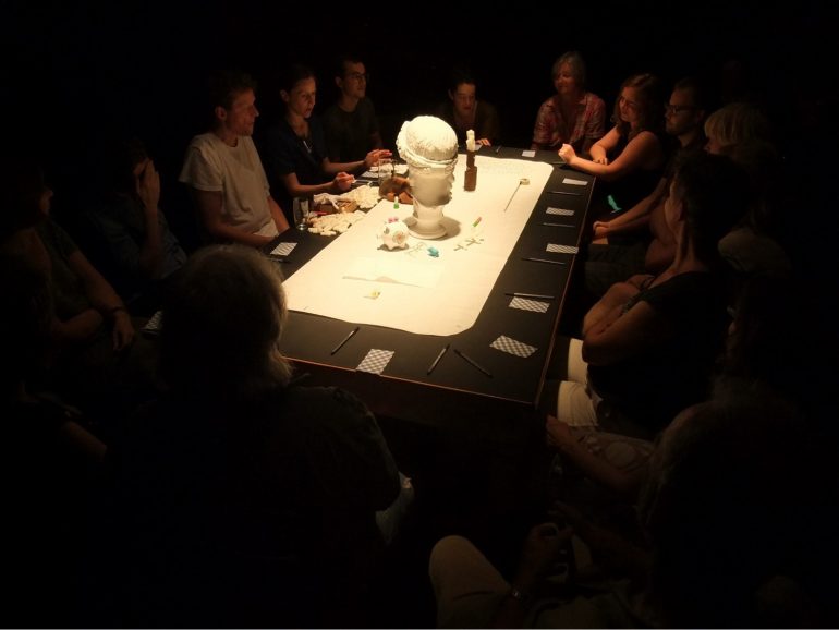 Menschenrunde um Tisch, "Seriöse Séance", Veranstaltung im Volskundemuseum Wien, 2013