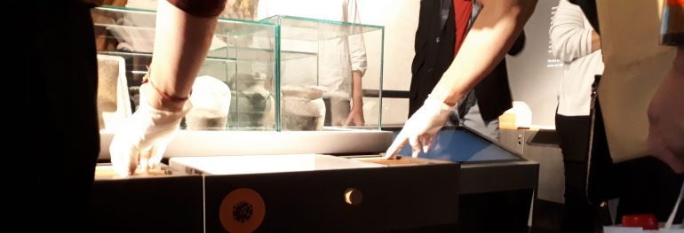 Hands-on-Display im Neidhardt-Festsaal, Hände in Handschuhen arbeiten