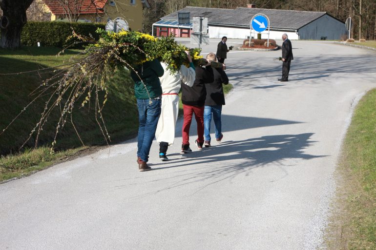 Männer mit Palmbuschen auf dem Weg zur Palmweihe