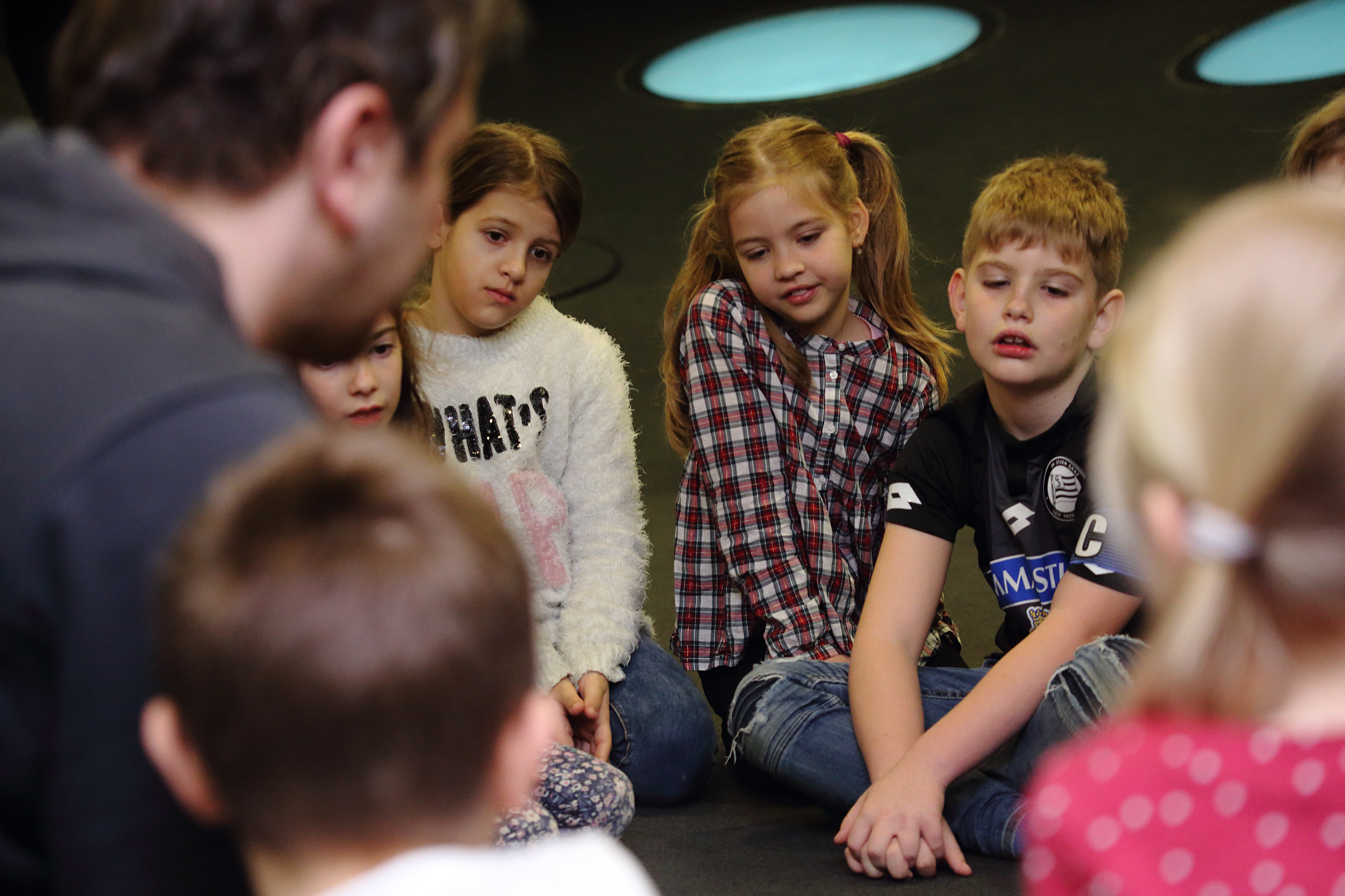 Schüler*innen sitzen im Kreis im Museum