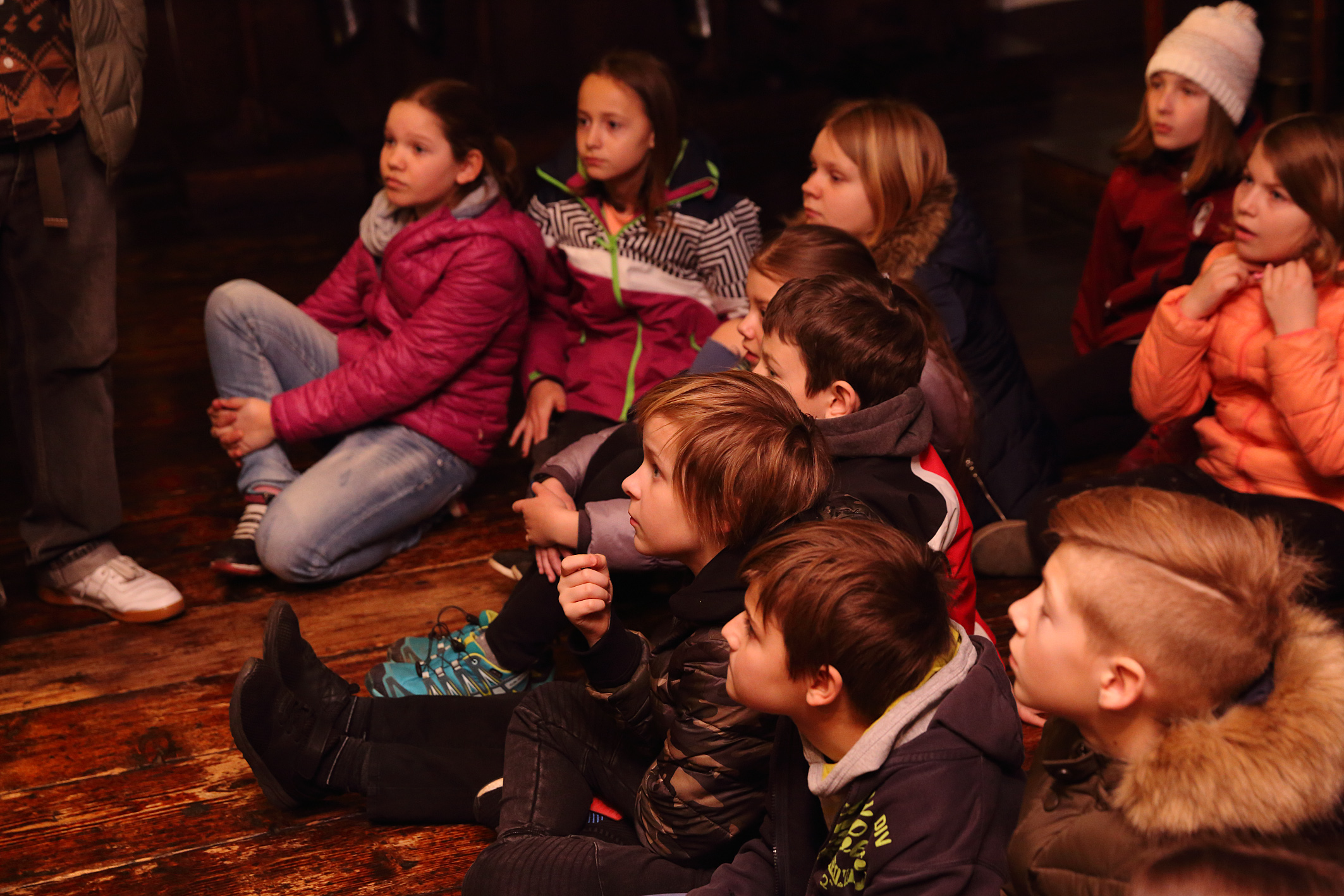 Schüler*innen sitzend im Museum