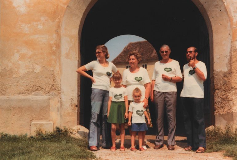 Ein Foto aus den 1970er Jahren, das die Familie Rainer in Steiermark-T-Shirts mit dem grünen Herz zeigt, wird bei der STEIERMARK SCHAU (die neue Landesausstellung) ausgestellt. 