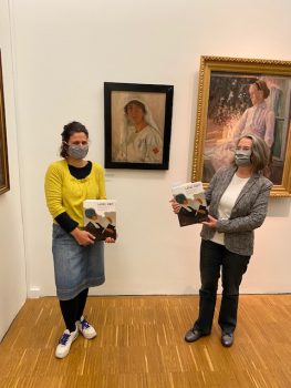 Kuratorin Gudrun Danzer und Monika Holzer-Kernbichler in der Ausstellung "Ladies First" in der Neuen Galerie Graz.