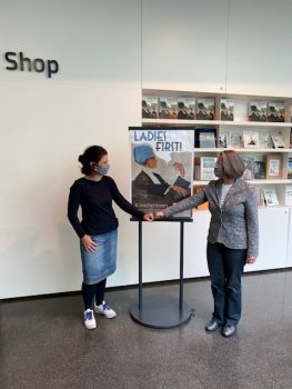 Kuratorin Gudrun Danzer und Monika Holzer-Kernbichler vor einem Plakat zu "Ladies First" in der Neuen Galerie Graz.